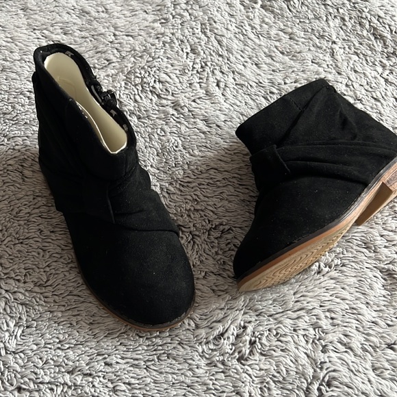 New toddler suede booties - Picture 2 of 3